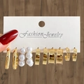 9-teiliges goldenes Ohrring-Set mit gedrehten Creolen und weißen Perlensteckern - Gold Drei-Perlen Stecker Kombination (HS1469-23)