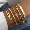 Ensemble de cinq bracelets dorés martelés avec découpe de cœur et designs en métal torsadé - Style Combiné Cœur Ajouré Doré (HS1545-2)