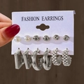Set van 6 paar zilveren geometrische C-vormige pareloorbellen op een paarse kaart - Parel en Strass Oorknopjes Set (HS1484-6) / 6 paar set / Zilver