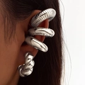 Κοντινό πλάνο σε σετ ασημένιων ear cuffs με σφυρήλατη, στριφτή και λεία μεταλλική υφή - Χρυσό Σετ 4 Τεμαχίων (HS1603-1)