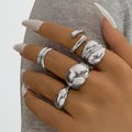 Détail de bagues argentées géométriques et irrégulières sur les doigts au style moderne - Ensemble de 5 Pièces Argent (HS1693-14)