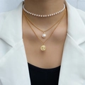 Dreilagiges goldene Halsketten-Set mit weißen Perlen und Vintage-Münzanhänger - Goldene dreilagige Münzkette (HS1464-23)
