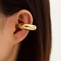 Minimalistische dicke goldene Ohrmanschette Clip-Ohrring für Damen ohne Ohrlöcher am Model - Gold Einzelne Ohrmanschette (HS1604-3)
