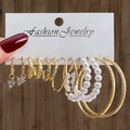 Set di 6 paia di orecchini vintage dorati con trama martellata e ciondoli di perle - Collezione Orecchini con Perla e Oro Multi-Stile (HS1300-9)