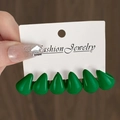 Set de pendientes de gota verde vibrante en tarjeta blanca con acabado de resina - Juego de 6 Piezas Verde (HS1577-4)