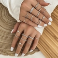 Set di 23 anelli d'argento con perle e diamanti mostrati sulle mani di una modella - Stile Argento (HS1546-11) / Set da 20