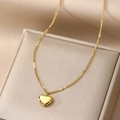 Elegante collana dorata con ciondolo a cuore e incisione Love su sottile catena in acciaio - Stile Inciso Cuore Love Dorato (BXG037-23)