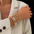 Schickes 7-teiliges Lagen-Armbandset mit goldenen CCB-Perlen und weißen Perlen am Model - Gold Perlenimitat Armband Set (HS1700-3)