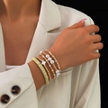 5-teiliges vergoldetes Barock-Perlenarmband-Set mit Kreuzanhänger an einer Frau - Gold Kreuz Polymer-Ton Armband Set (HS1700-5)