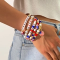 Set di 5 braccialetti con perline bandiera USA e ciondoli Freedom sul polso di una donna - Stile Lettere Miste (HS1651-8)
