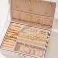 Witte lederen sieradendoos met imitatiepariel legering kettingen en ringen - Gouden Vlinder Parel Collectie (HS1713-4)