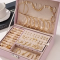 Roze kunstlederen juwelendoos met parels en gouden ringen en een fluwelen interieur - Roze Leren Sieradenstijl (HS1713-8)