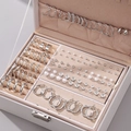 Witte kunstleren sieradendoos met oorbellenplaat en zilverkleurige metalen sluiting - Zilverkleurige Grote Ringen Stijl (HS1713-9)
