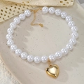 Elegante collar de perlas blancas estilo punk con un gran colgante de corazón dorado - Estilo Corazón de Perla Blanco