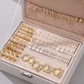 Witte kunstleren sieradendoos gevuld met parels en gouden oorringen - Gouden Gedraaide Ringen Stijl (HS1713-10)