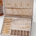 Witte meerlaagse sieradendoos met gouden ringen en kettingen in beige binnenvoering - Gouden Ringen Oorbellen Stijl (HS1713-12)
