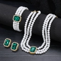 Dreireihiges Perlen-Schmuckset mit smaragdgrünen Steinen und goldenen Details - Grün (Silberbasis)