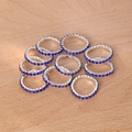 Detalle de 10 anillos de dedo del pie plateados con pedrería azul oscuro en madera - Estilo Azul Oscuro (HS1880-3)
