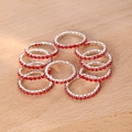 Detalle de set de anillos plateados con diamantes rojos y engaste de garras - Estilo Rojo (HS1880-2)