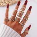 Set di anelli in argento bohémien con perle e motivi a foglia indossati sulle dita femminili - Stile Argento (HS1546-22) / Confezione da 21