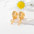 Vergoldete Kreuz-Ohrringe mit drei Reihen weißer Zirkonia-Steine für Damen - Dreireihiger Zirkonia Kreuz Stil (EH043)
