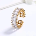 Macro-opname van verstelbare goudvergulde koperen ring met rechthoekige zirkonia - Stijl 1 Wit