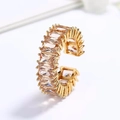 Detail van een vergulde ring met baguette-geslepen champagne zirkonen en open design - Stijl 1 Champagne