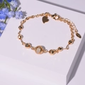 Détail du bracelet plaqué or avec une sphère creuse en zircon et un pendentif coeur - Style Boule Creuse Pavée de Zirconium (SL419028)