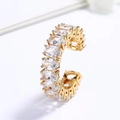 Detail van gouden ear cuff met ovale zirkonia op witte bloemige achtergrond - Stijl 2 Wit