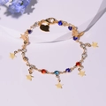 Vue détaillée du bracelet étoilé doré avec zircons colorés et fermoir mousqueton robuste - Étoile en Strass Coloré (SL419029 Or) / Or