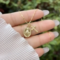 Dettaglio della collana placcata oro 18K con medaglia della madonna e pendente a croce su catena - Collana