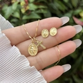Dettaglio della collana placcata oro 18K con croce e medaglia di Maria in mano - Set