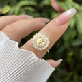 Verstellbarer 18K vergoldeter Ring mit religiösem Maria-Motiv und funkelnden Zirkonsteinen - Runder Doppelreihiger Zirkonia-Stil (2)