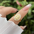 Größenverstellbarer Ring mit 18K Vergoldung, Maria-Relief und Zirkonia-Steinen - Strahlender Baguette-Zirkonia-Stil (3)