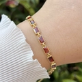 Detail von 18 Karat vergoldetem Armband mit roten Zirkonsteinen und Milgrain-Struktur - Dunkelrot