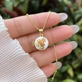 Detalle del relicario de flor bañada en oro de 18K con motivos florales de esmalte - Estilo de Flor Blanca (2) / Chapado en oro 18K