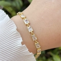 Nahaufnahme des 18k vergoldeten Armbands mit quadratischen Zirkonia am Handgelenk getragen - Transparent