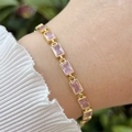 Detail eines 18k vergoldeten Armbands mit rosa Zirkonia-Rechtecken am Handgelenk - Rosa