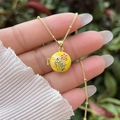 Foto de estilo de vida de collar relicario floral en esmalte amarillo bañado en oro de 18 quilates - Estilo Floral Amarillo (4) / Chapado en oro 18K
