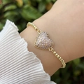 Nahaufnahme eines goldperlenarmbands mit rosa Zirkonia-Herzanhänger an einem Handgelenk - Rosa Zirkonia-Herz (2) / Rosa