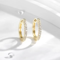 Klassieke 18K vergulde huggie oorbellen met een glanzende rij ronde zirkonia steentjes - Pave Ring Stijl / Goud