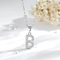 Dettaglio collana con pendente lettera B in argento con pavé di zirconi scintillanti - B Argento