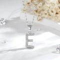 Dettaglio della collana con ciondolo a lettera E in argento con zirconi incastonati - E-Argento