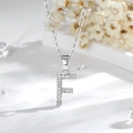 Dettaglio della collana con ciondolo lettera F in argento con pavé di zirconi luminosi - F Argento