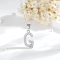 Dettaglio del ciondolo a forma di lettera G in argento con pavé di zirconi scintillanti - G-Argento