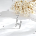 Dettaglio macro del ciondolo a lettera H argento con zirconi incastonati e catenina - H-Argento