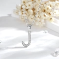 Dettaglio del ciondolo a forma di lettera J in argento con zirconi e catena a maglie - J-Argento