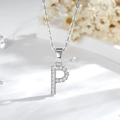 Dettaglio della collana argentata con ciondolo lettera P e zirconi cubici brillanti - P-Argento