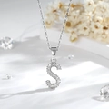 Dettaglio macro del ciondolo a lettera S argentato con pavé di zirconi scintillanti - S-Argento