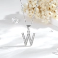 Dettaglio macro del ciondolo lettera W argento con pavé di cristalli di zirconia cubica - W-Argento